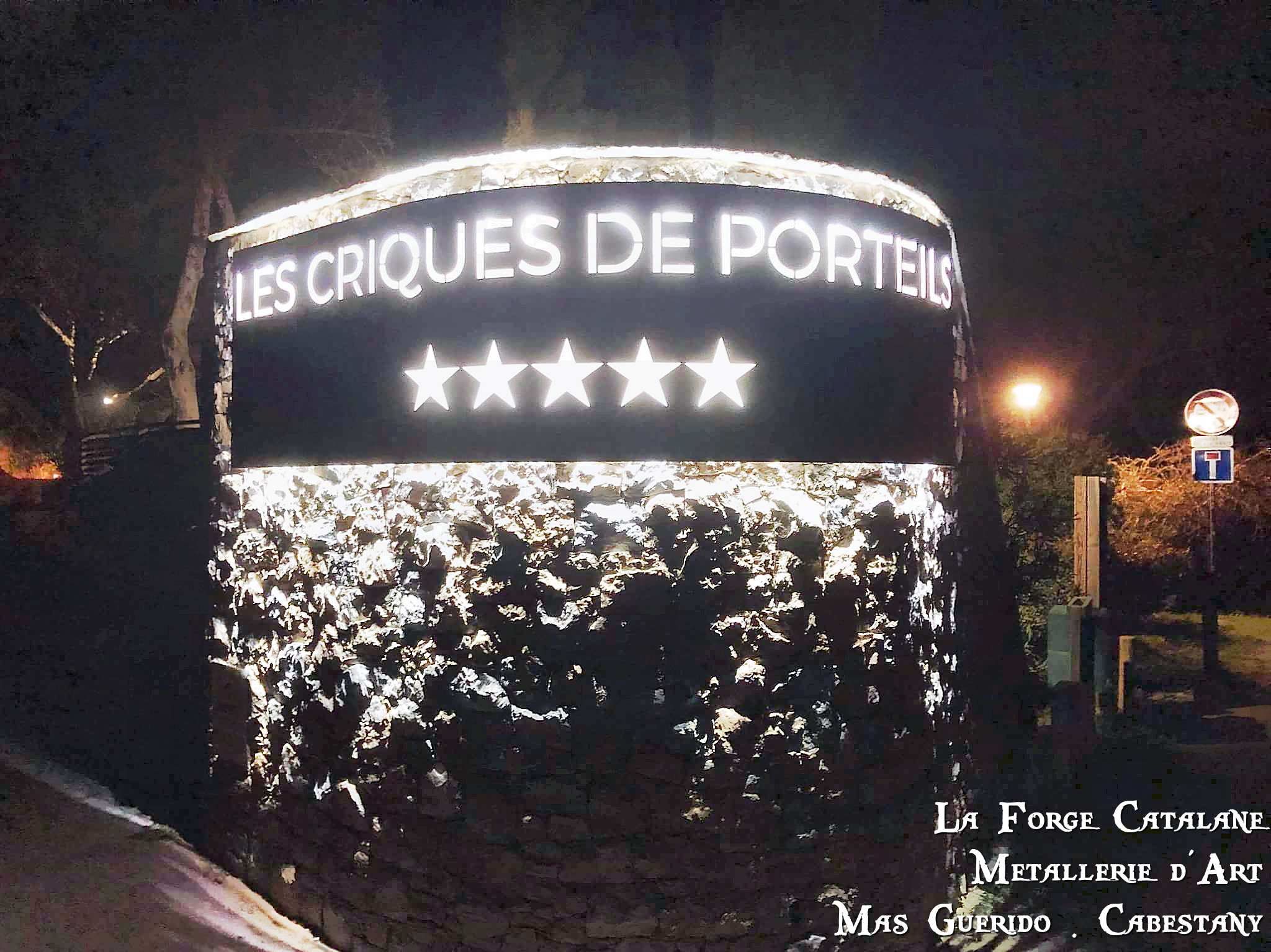 enseigne avec motifs decoupe au laser plexi blanc camping criques de porteils forge catalane.jpg